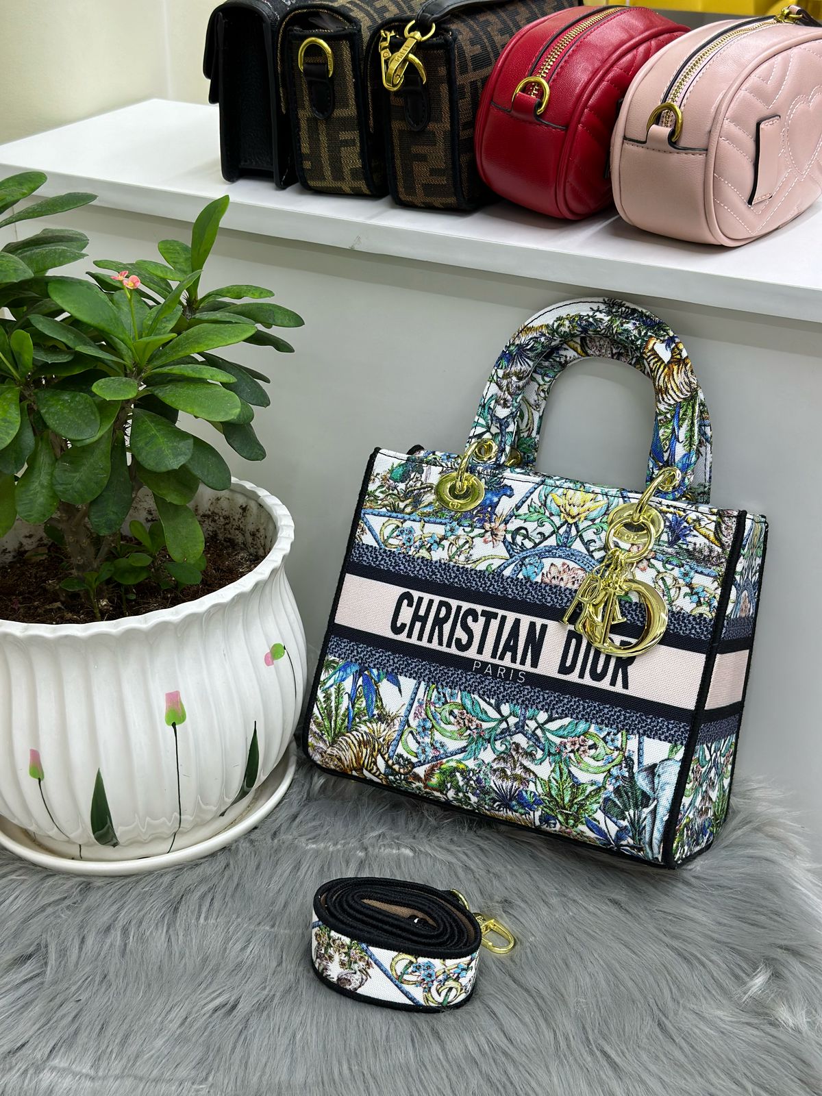 DIOR